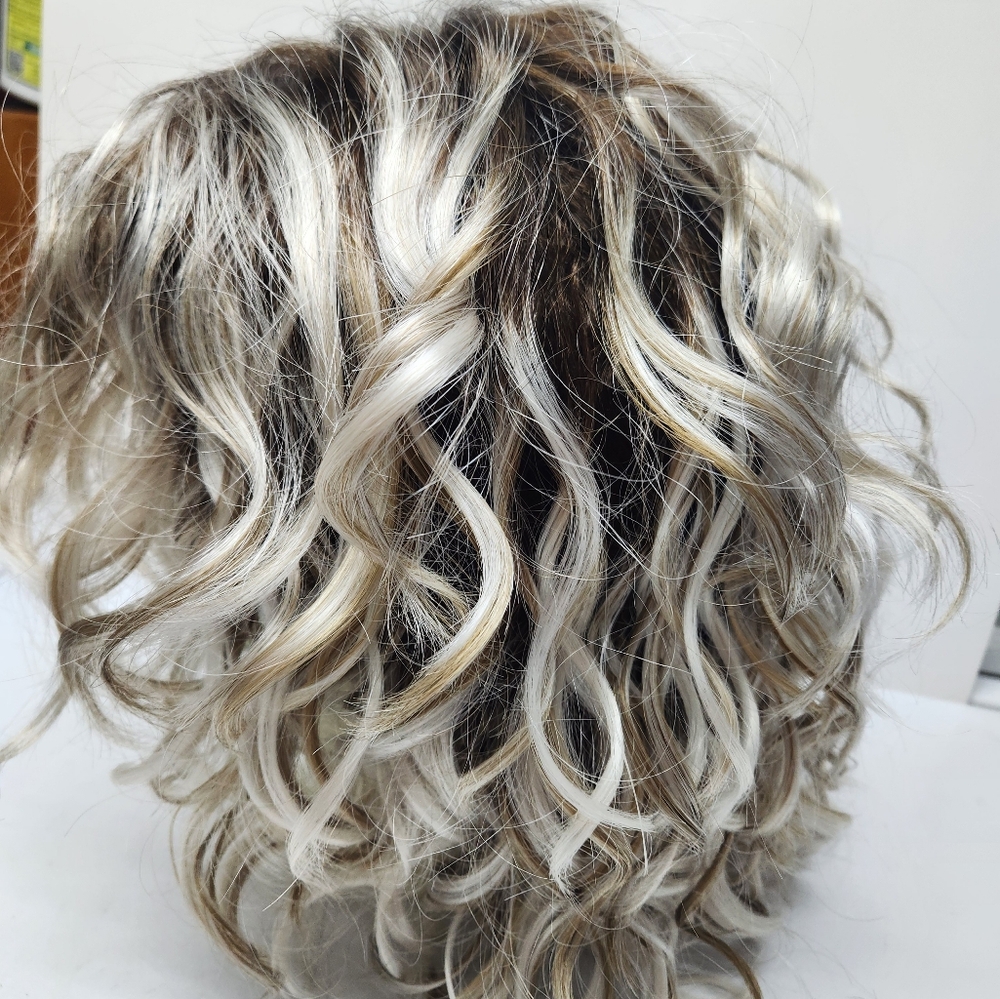 Finn Wig by Estetica in Vanilla Macciato R NWT